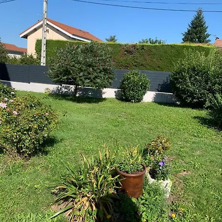 فندق مبيت وإفطار Aux 2 Lots Sorbiers (Loire)